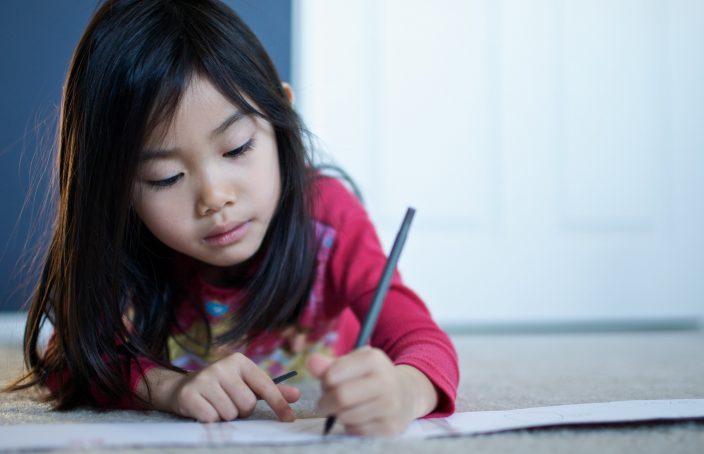 Enfant qui écrit au stylo